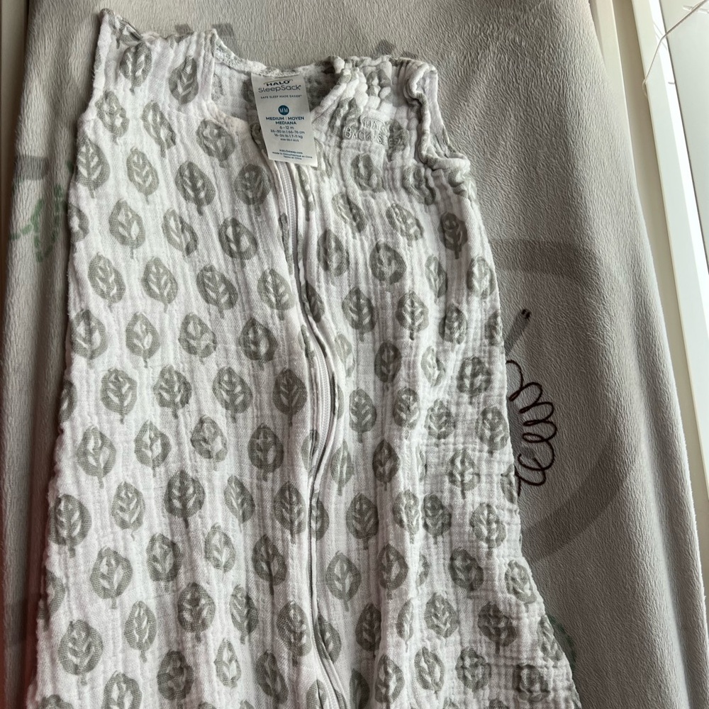 EUC muslin HALO sleep sack size M leafs design